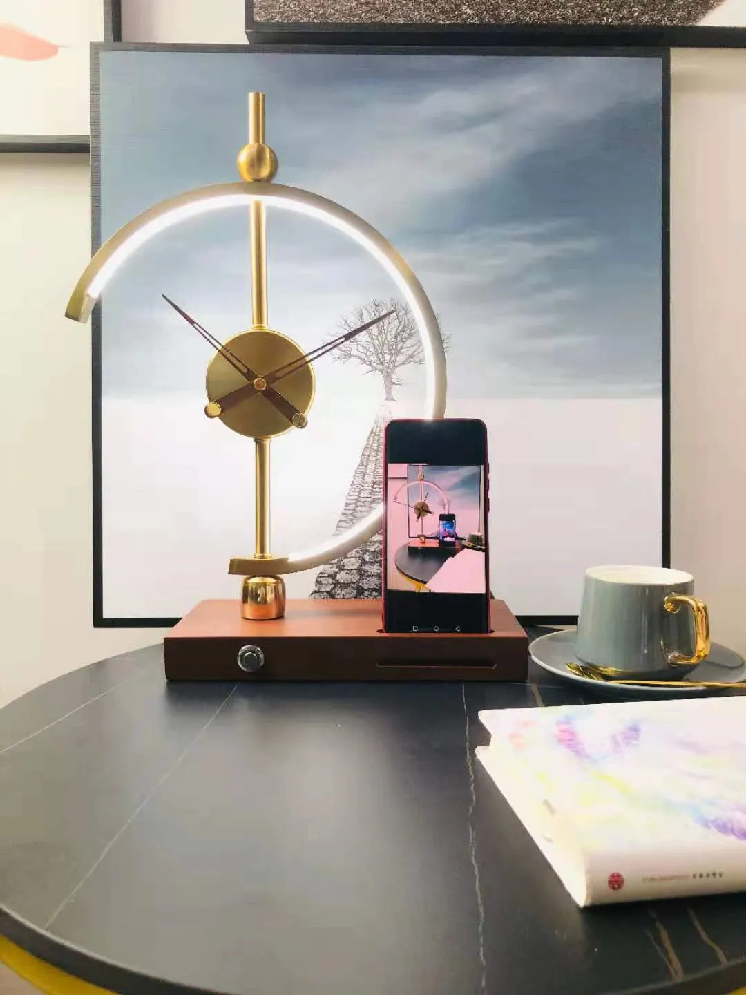 Art Deco Sculpture Tabletop Clock Lamp with Wirless Charger